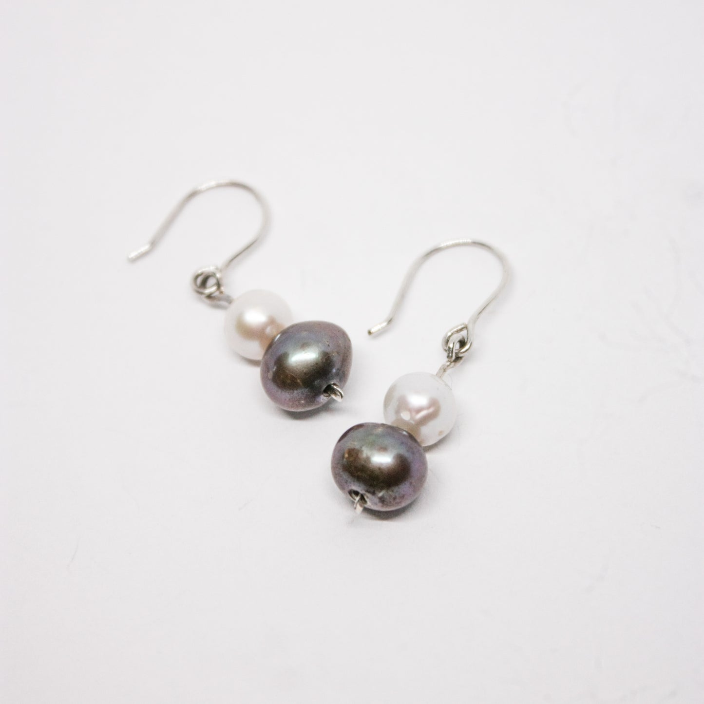 Handmade earrings
Sterling silver jewelry
Pearl earrings
Minimalist earrings
Nature-inspired jewelry
Elegant earrings
Unique earrings
Everyday jewelry
Dainty earrings
Women’s jewelry