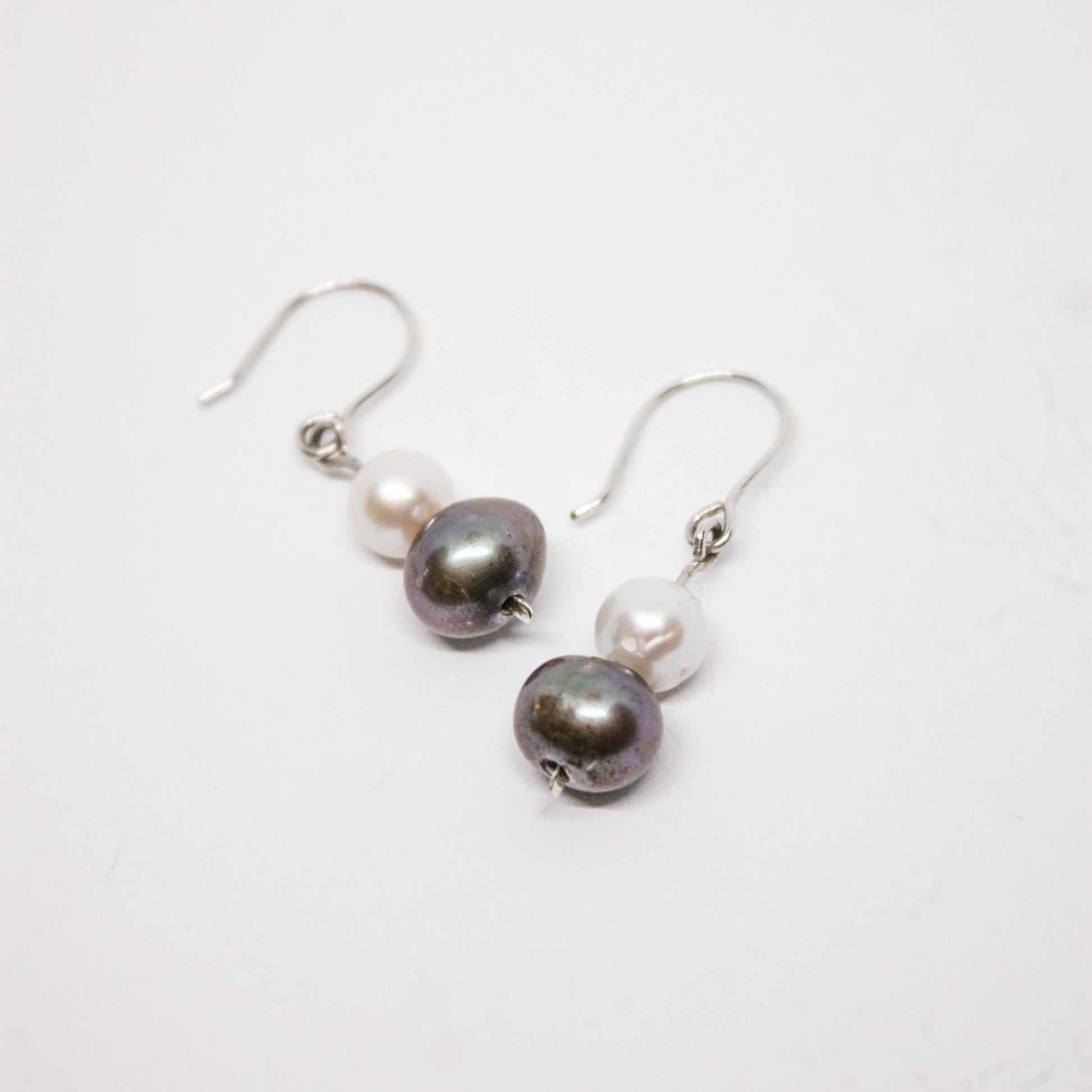 Handmade earrings
Sterling silver jewelry
Pearl earrings
Minimalist earrings
Nature-inspired jewelry
Elegant earrings
Unique earrings
Everyday jewelry
Dainty earrings
Women’s jewelry