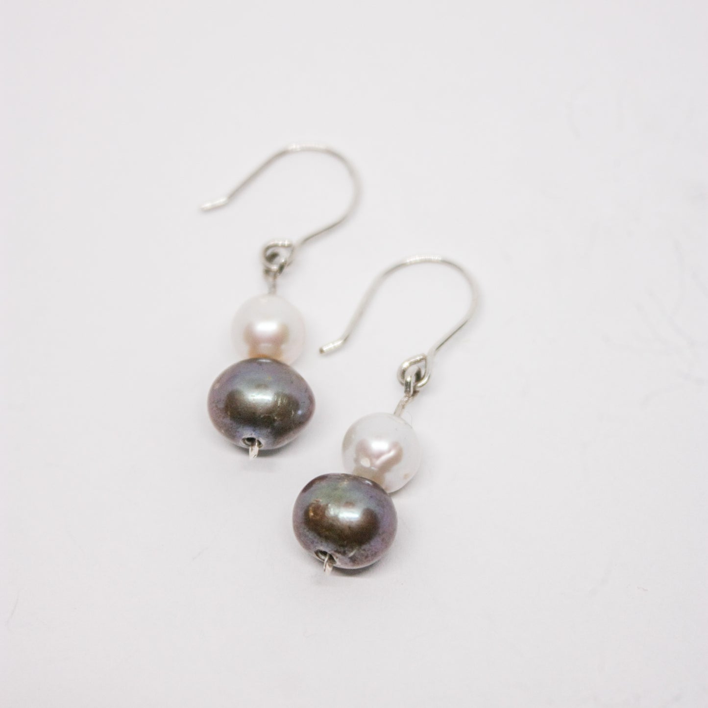 Handmade earrings
Sterling silver jewelry
Pearl earrings
Minimalist earrings
Nature-inspired jewelry
Elegant earrings
Unique earrings
Everyday jewelry
Dainty earrings
Women’s jewelry