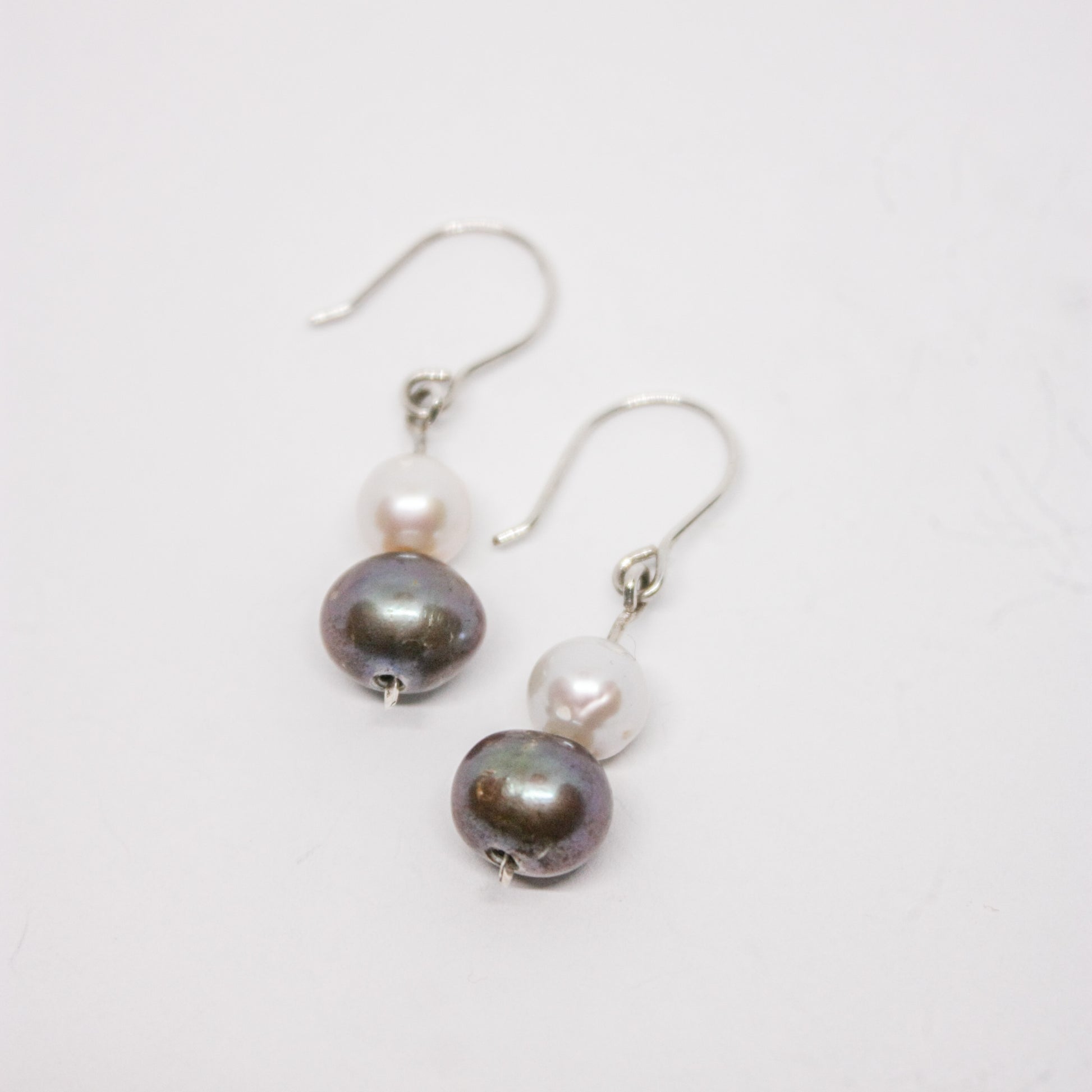 Handmade earrings
Sterling silver jewelry
Pearl earrings
Minimalist earrings
Nature-inspired jewelry
Elegant earrings
Unique earrings
Everyday jewelry
Dainty earrings
Women’s jewelry