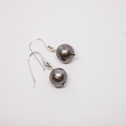 925 sterling silver earrings
White pearl earrings
Silver and pearl jewelry
Sustainable jewelry
Hypoallergenic earrings