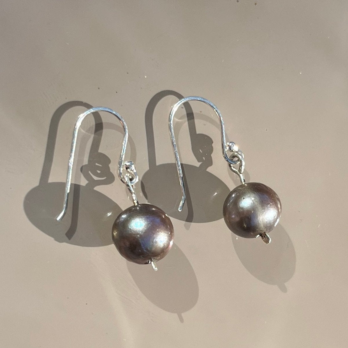 Handmade earrings
Sterling silver jewelry
Pearl earrings
Minimalist earrings
Nature-inspired jewelry
Elegant earrings
Unique earrings
Everyday jewelry
Dainty earrings
Women’s jewelry