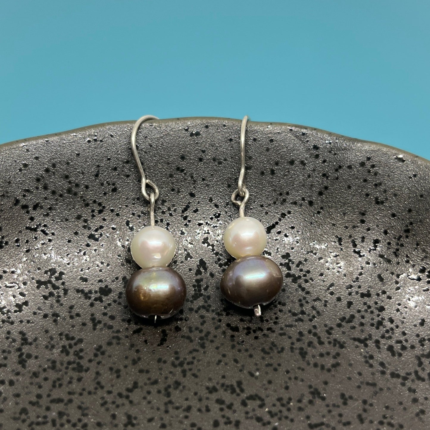 Handmade earrings
Sterling silver jewelry
Pearl earrings
Minimalist earrings
Nature-inspired jewelry
Elegant earrings
Unique earrings
Everyday jewelry
Dainty earrings
Women’s jewelry