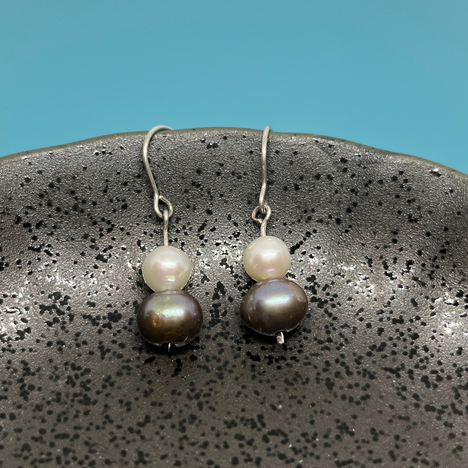 Handmade earrings
Sterling silver jewelry
Pearl earrings
Minimalist earrings
Nature-inspired jewelry
Elegant earrings
Unique earrings
Everyday jewelry
Dainty earrings
Women’s jewelry