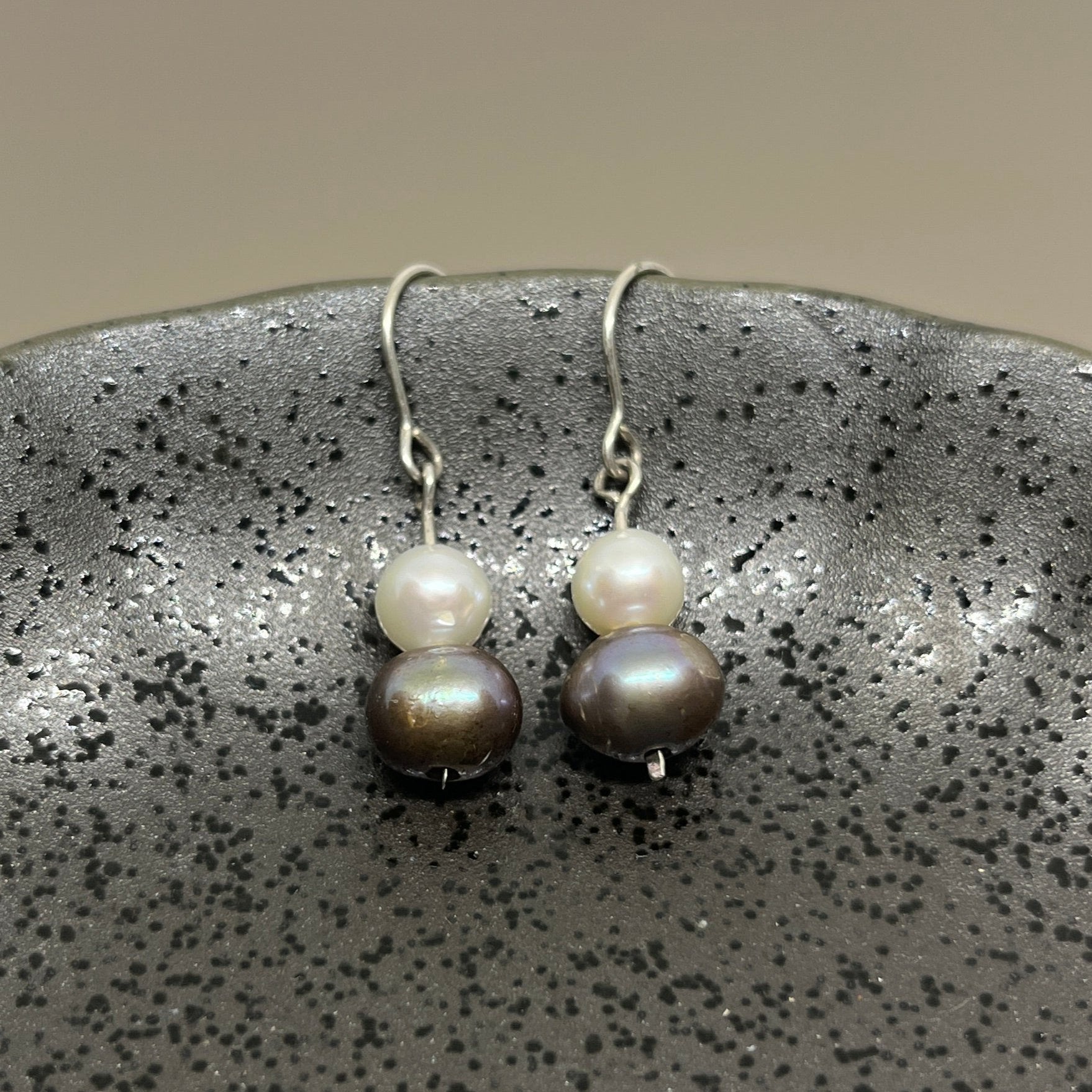 925 sterling silver earrings
White pearl earrings
Silver and pearl jewelry
Sustainable jewelry
Hypoallergenic earrings