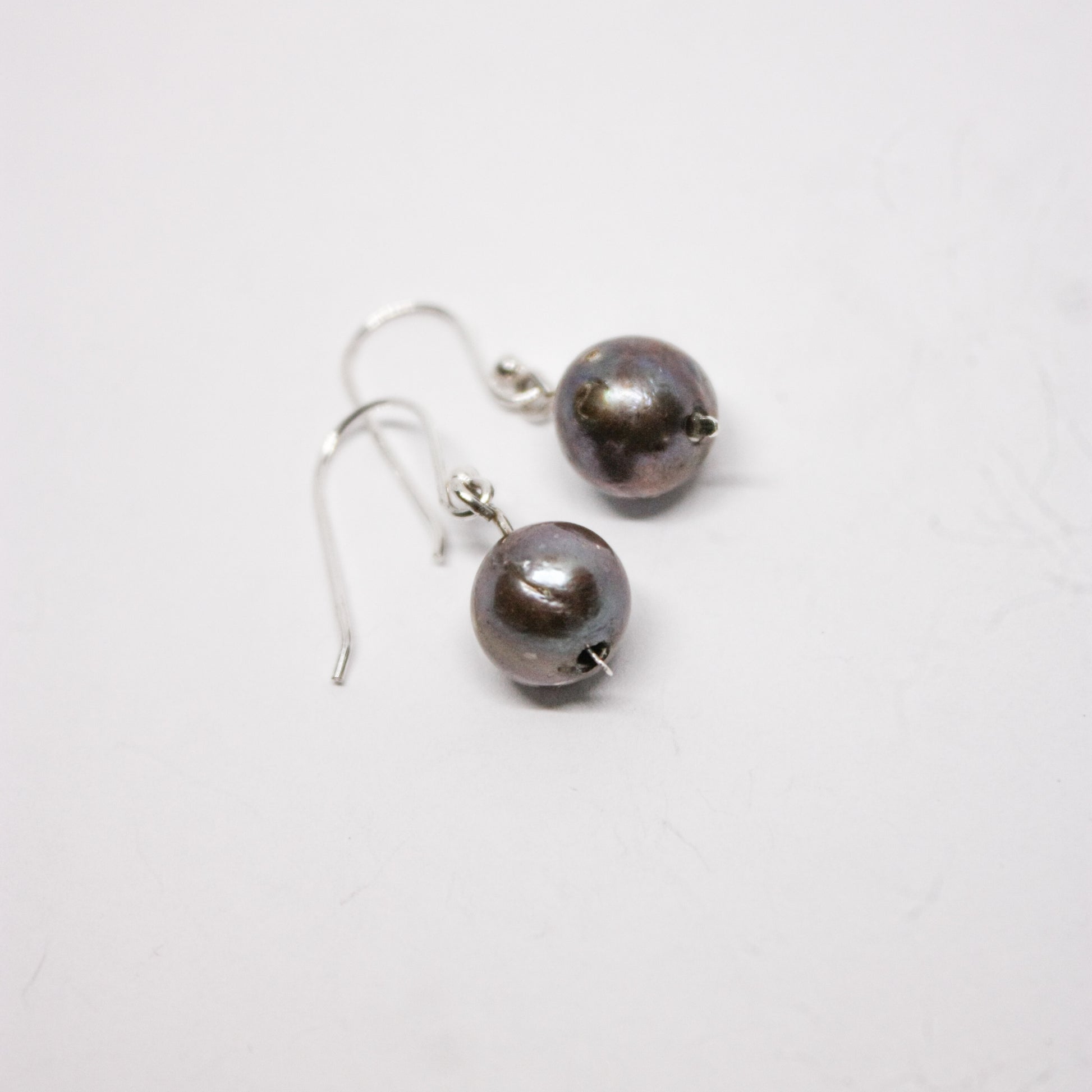 Handmade earrings
Sterling silver jewelry
Pearl earrings
Minimalist earrings
Nature-inspired jewelry
Elegant earrings
Unique earrings
Everyday jewelry
Dainty earrings
Women’s jewelry