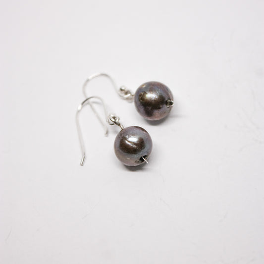 Handmade earrings
Sterling silver jewelry
Pearl earrings
Minimalist earrings
Nature-inspired jewelry
Elegant earrings
Unique earrings
Everyday jewelry
Dainty earrings
Women’s jewelry