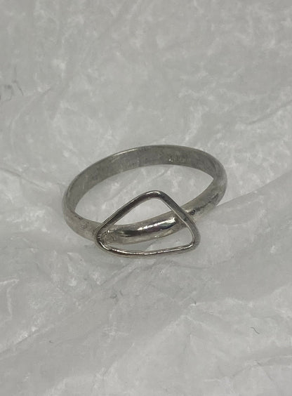 Minimalist triangle ring