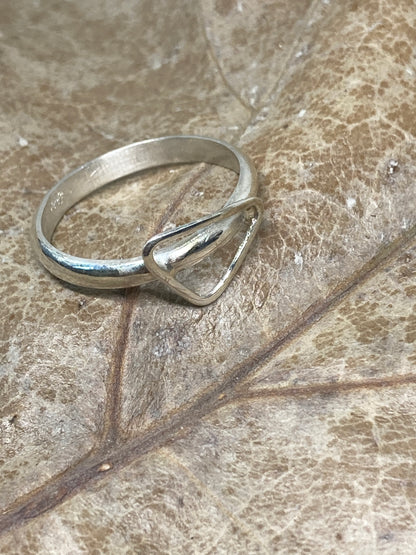 Minimalist triangle ring